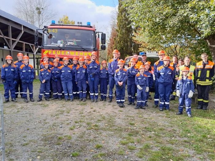 Die Jugendlichen und Betreuer nach erfolgreichem Abschluss der Ü