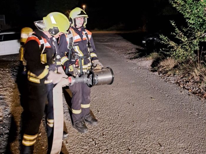 Angriffstrupp unter Atemschutz und mit Schaumrohr im Einsatz