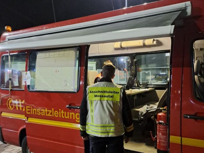 Die Abstimmung mit dem Abschnittsleiter am Einsatzleitwagen